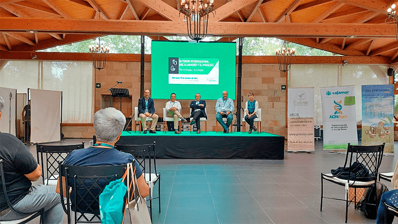 Panel de participantes moderados por Ramón Gil, de Cajamar