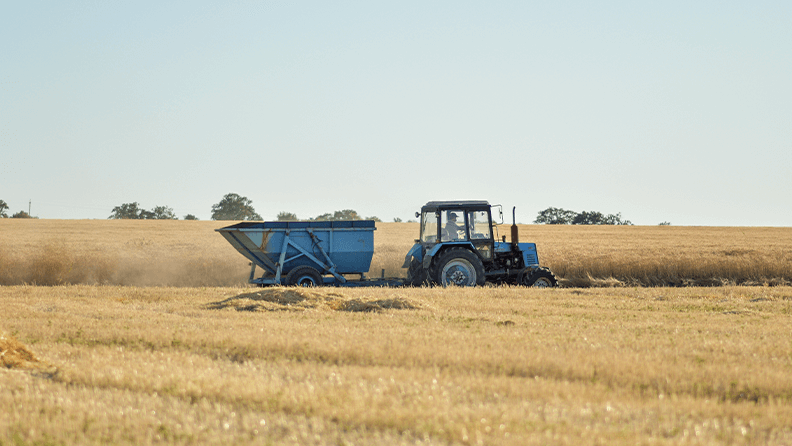 Tractor en un campo de trigo
