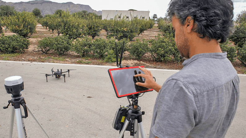 El científico Jomar Magalhaes Barbosa utiliza el equipo en el campus de Orihuela. EFE/Morell