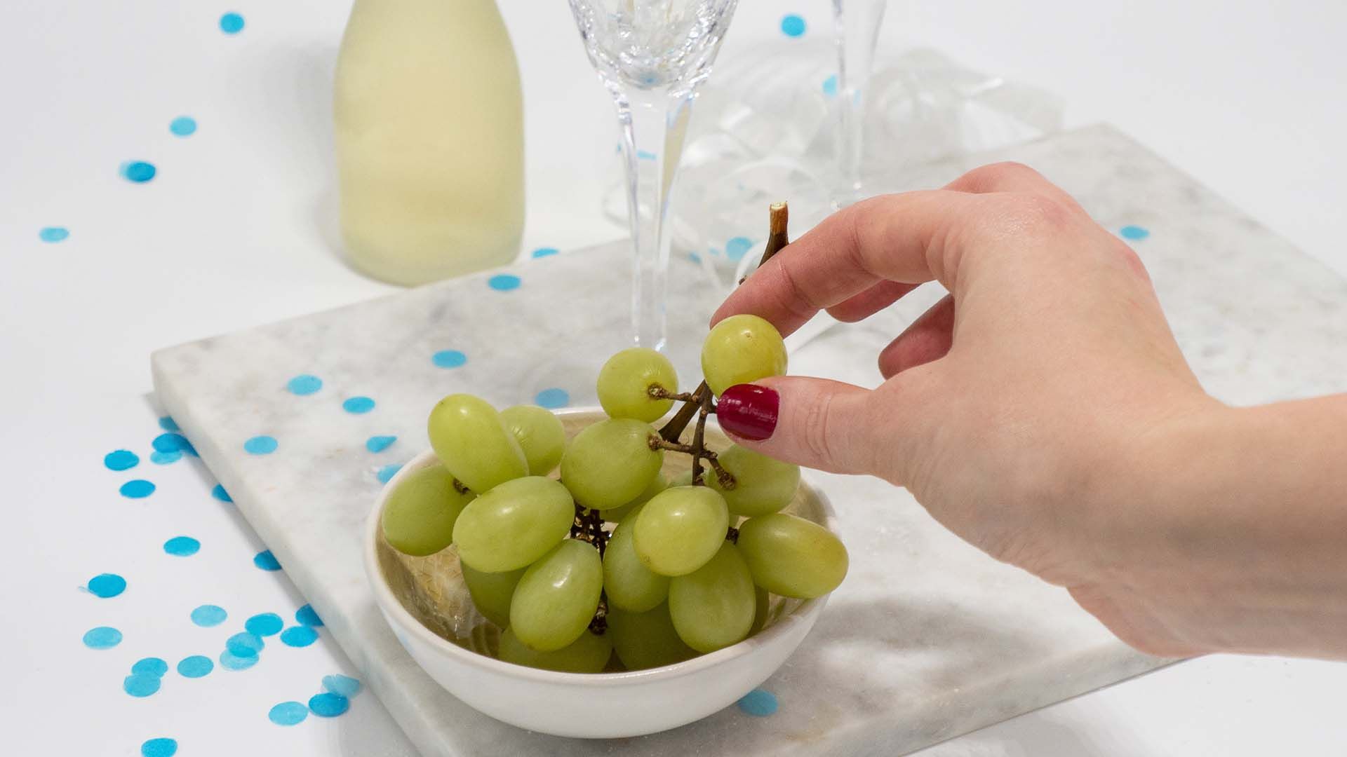 Las uvas suelen ser el último bocado del año en España.