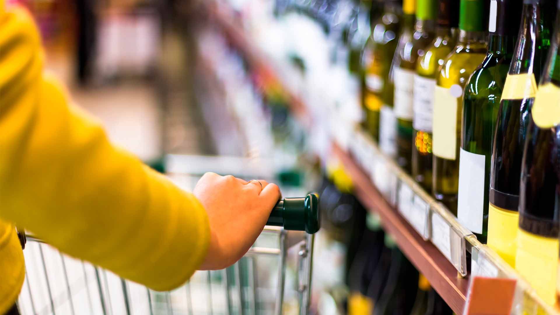 Compra de vino en supermercado.