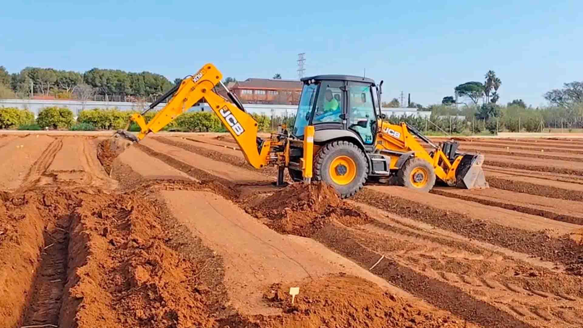 Tractor en un campo de cultivo, realizando labores de preparación del terreno.