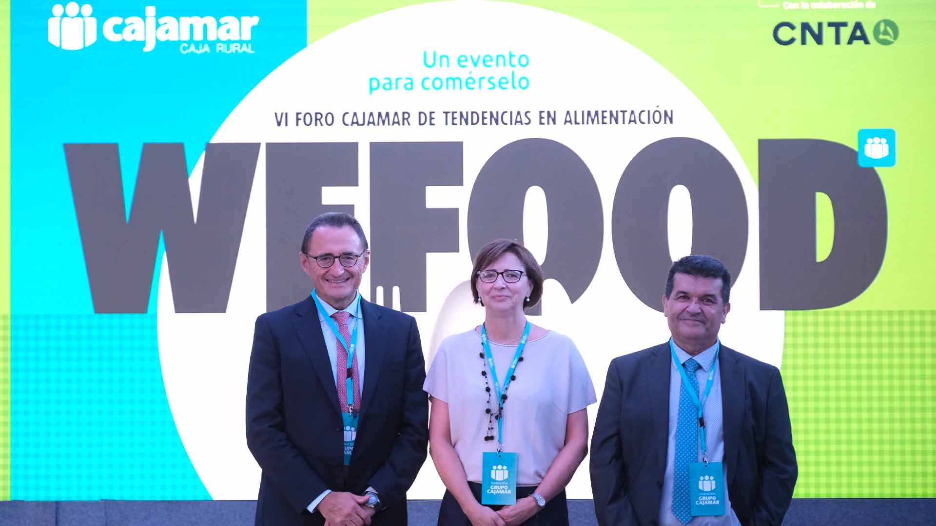 De izquierda a derecha: Manuel Lainez, director de Desarrollo e Innovación Agroalimentaria de Fundación Grupo Cajamar; Inés Echevarría, responsable de Proyectos Estratégicos del CNTA, y Miguel Ángel Domene, responsable de Innovación Foodtech de la Dirección de Desarrollo e Innovación Agroalimentaria de la Fundación Grupo Cajamar.
