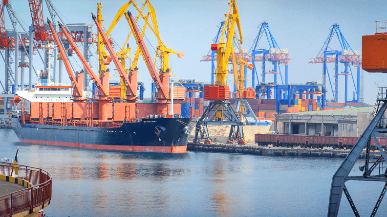 Barco cargando cereales para exportación