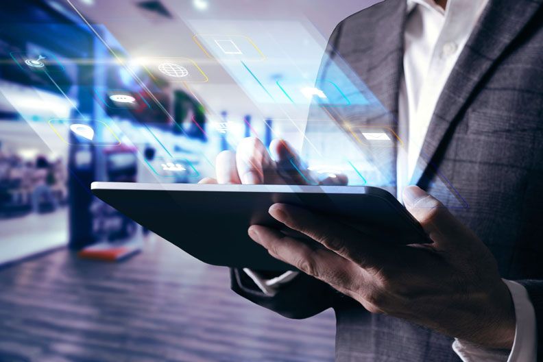 Claves para hacer el sector agroalimentario competitivo y rentable, hombre con una tablet y holograma de software de gestión
