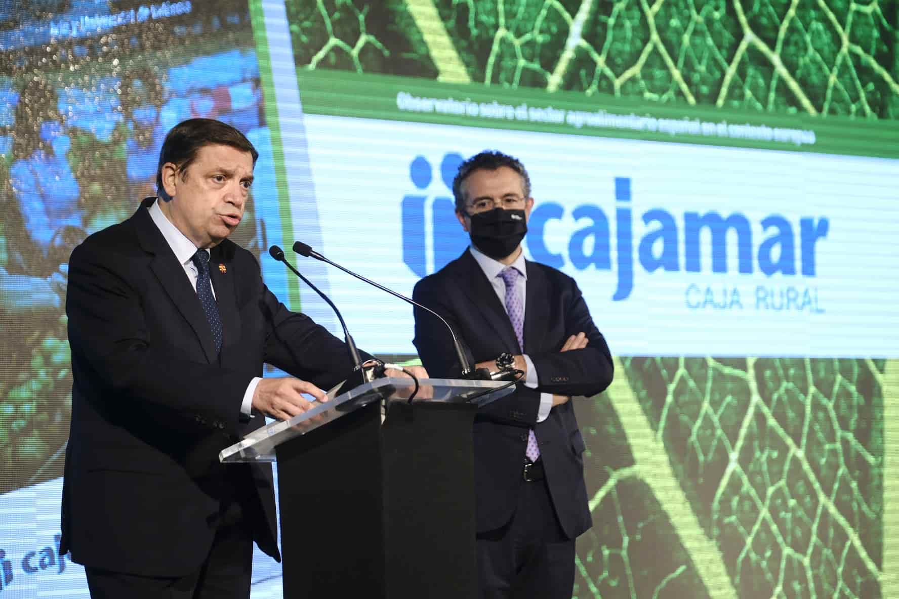 Foto donde se puede ver al presidente de Cajamar, Eduardo Baamonde, en un acto clausurado por el ministro de Agricultura, Luis Planas el cual también aparece en la foto
