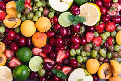 Imagen con multitud de fruta fresca de todo tipo, fresas, limas, melocotones, manzanas, etc.
