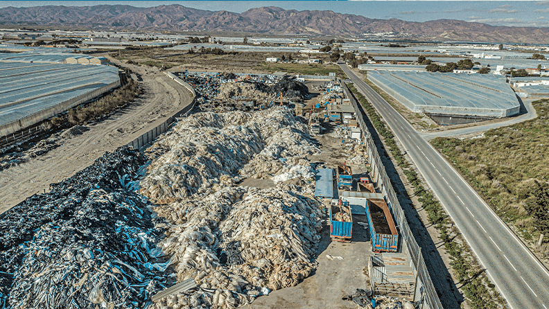 Vista de pájaro de planta de reciclado de plástico procedente de invernaderos en Almería