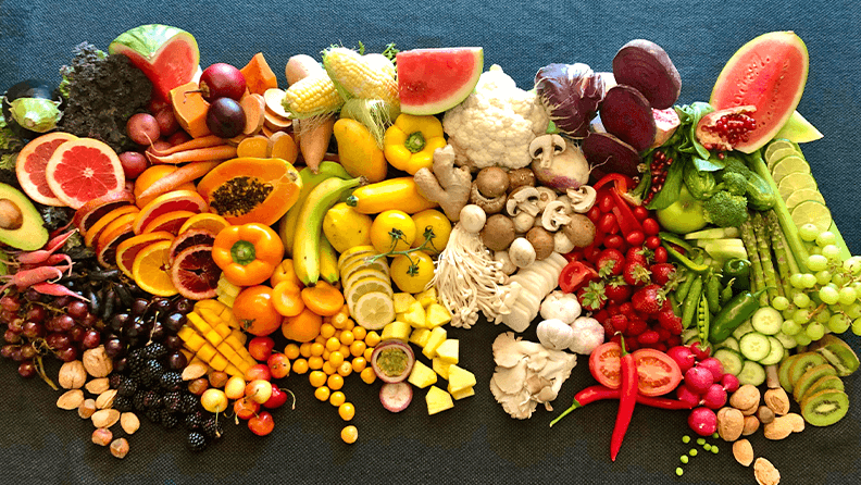 Frutas, verduras, hortalizas cortadas y ordenadas por gama de color