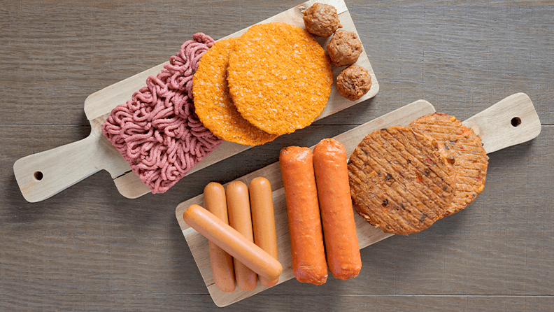 Ejemplos de alimentos de carne sintética, salchicas, hamburguesas, carne picada o albóndigas