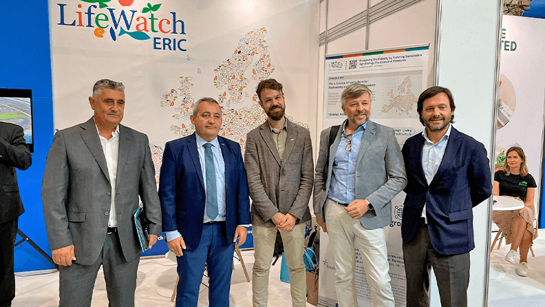 En la imagen, Juan Carlos Gázquez, director Adjunto de Cajamar Innova (izquierda); y Alejandro Blaas, director de Plataforma Tierra (segundo por la derecha); en Smart Agrifood