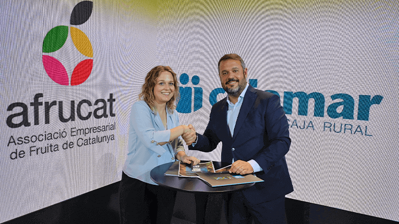 La presidenta de la Asociación, Montserrat Baró, y el director territorial de Cajamar en Cataluña, Martín Tomás Guirao, han rubricado esta alianza en el estand de Cajamar en Fruit Attraction