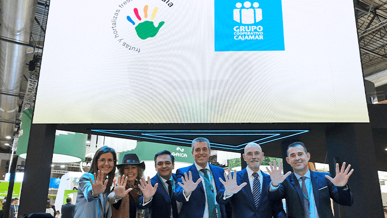 El subdirector general de Cajamar, Jesús Vargas, y el presidente de la Asociación 5 al Día, Joaquín Rey, han rubricado este convenio en el estand de Cajamar en Fruit Attraction