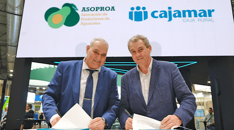El director territorial en Valencia de Cajamar, Jesús García firma el acuerdo con el presidente de ASOPROA