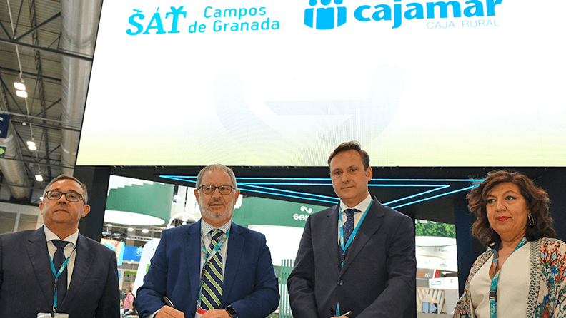 Firma del convenio con Campos de Granada.