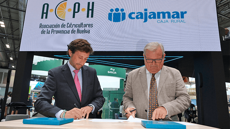 El acuerdo lo han rubricado el presidente de ACPH, Lorenzo Reyes, y el director territorial Sur y Extremadura de Cajamar, Francisco Martínez, en el estand de Cajamar en Fruit Attraction