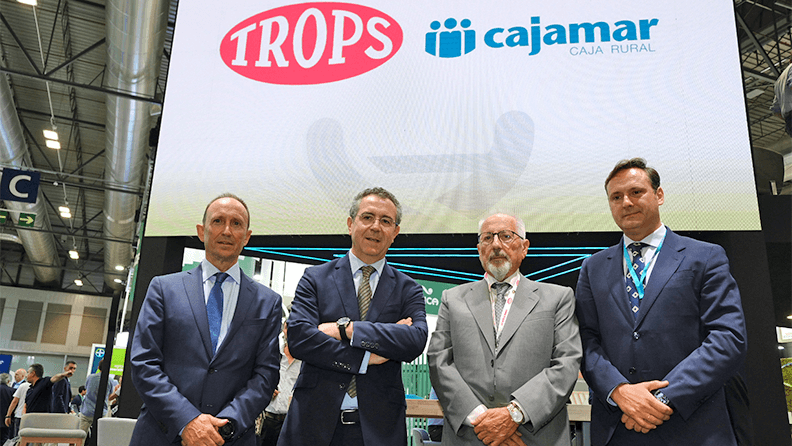 El estand de Cajamar en Fruit Attraction ha albergado la rúbrica por parte del presidente de Trops, José Linares Pérez, y el presidente de Cajamar, Eduardo Baamonde