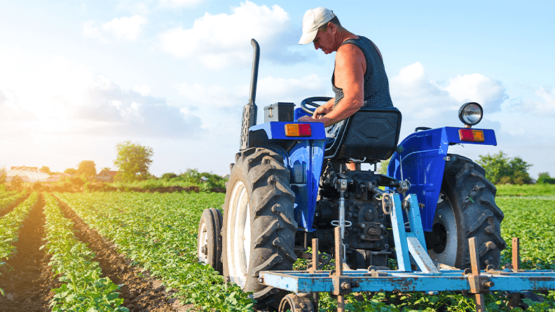 Agricultor trabaja sobre tractor