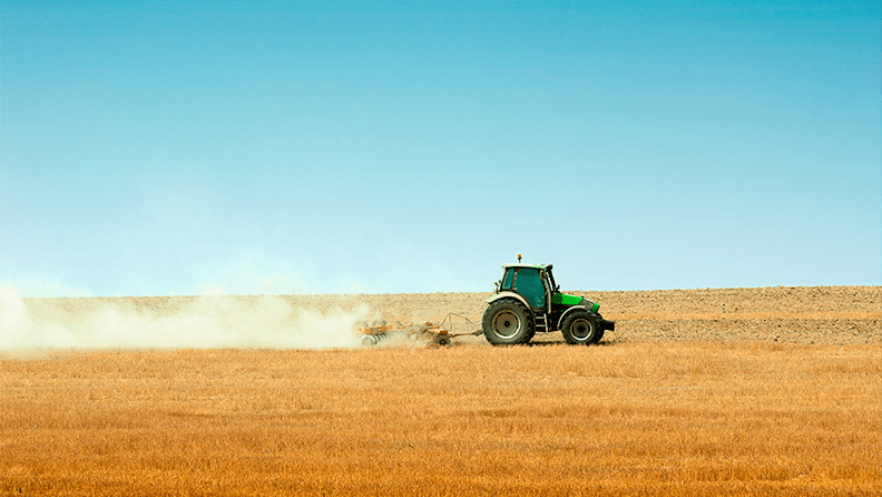 Arado con tractor