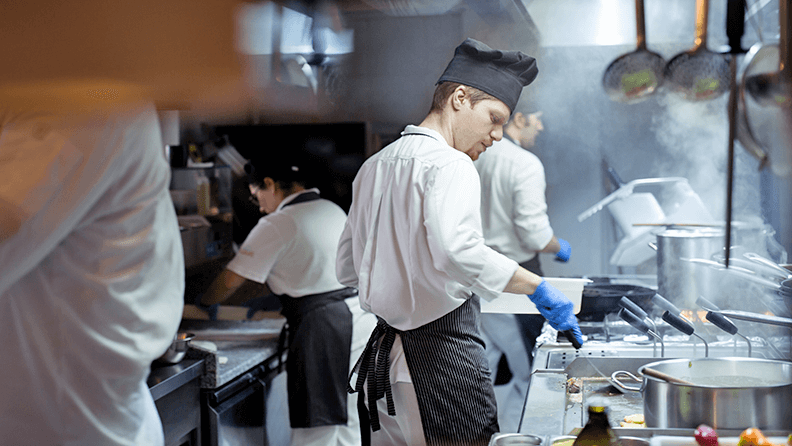 Cocinero preparando una receta