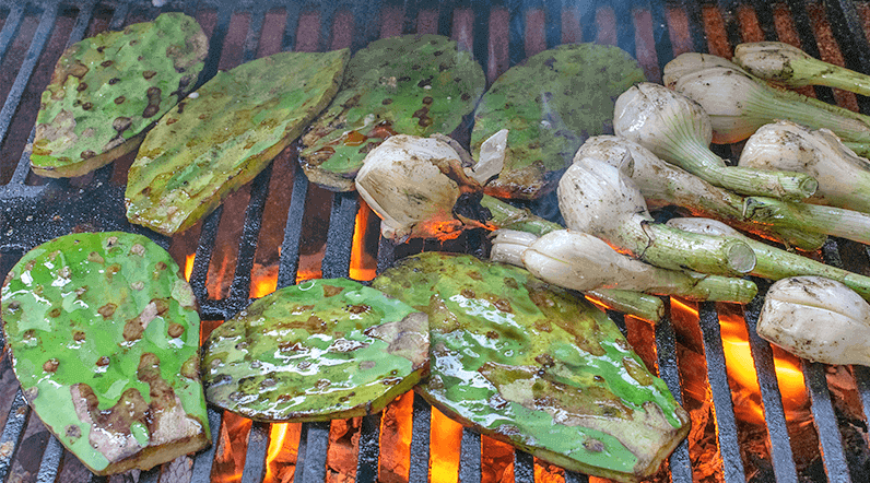 Cocinando cactus nopales
