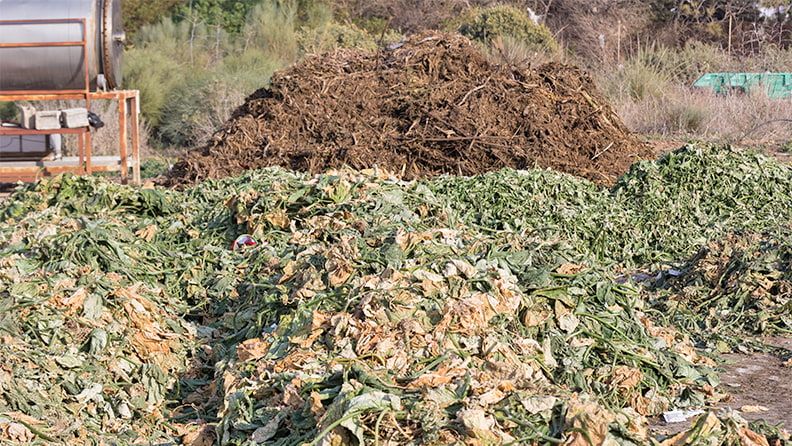 El compostaje de los residuos orgánicos generados por las explotaciones agrícolas permite el reciclado y aprovechamiento de los mismos.