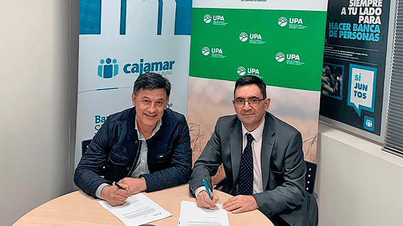 El acuerdo ha sido rubricado entre el secretario general de la Unión de Pequeños Agricultores (UPA) de Castilla-La Mancha, Julián Morcillo, y el director de Zona de Cajamar en Castilla-La Mancha, Daniel García