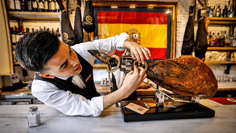 Un experto en jamón serrano en Buenos Aires (Argentina). Efeagro/Juan Ignacio Roncoroni