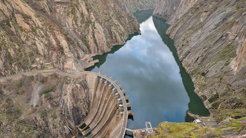 Embalse del río Duero en Aldeadavila, provincia de Salamanca, España
