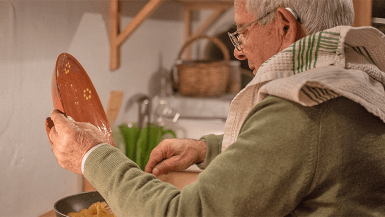 Un hombre mayor elabora una receta
