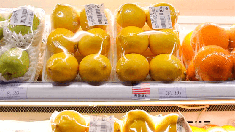 Limones envasados en un supermercado. Efeagro