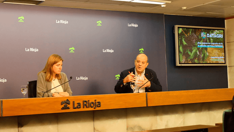 La consejera de Agricultura, Ganadería, Mundo Rural y Medio Ambiente, Noemí Manzanos, junto con el presidente de la asociación DATAGRI, José Luis Miguel, han presentado este 6 de noviembre la VI edición del Foro DATAGRI