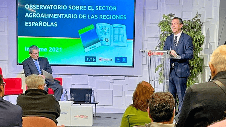 En la presentación, celebrada en la Cámara de Comercio de Zaragoza, ha participado el presidente de Cajamar, Eduardo Baamonde.