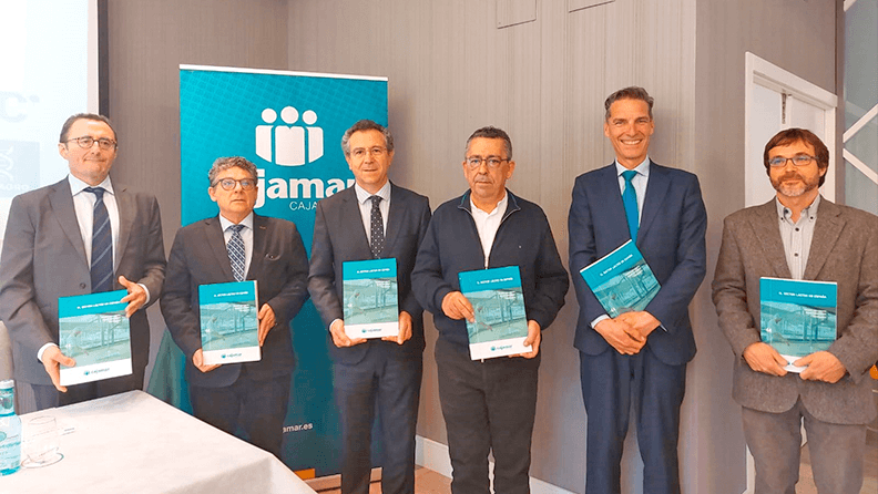 El presidente de la Organización Interprofesional Láctea (InLac), Daniel Ferreiro, y el presidente de Cajamar, Eduardo Baamonde, han presentado este mediodía en Lugo la publicación ‘El sector lácteo en España’ junto a los dos coordinadores de la obra