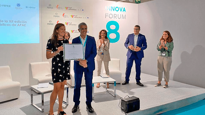 Roberto García entrega el permio a Eva Rodríguez