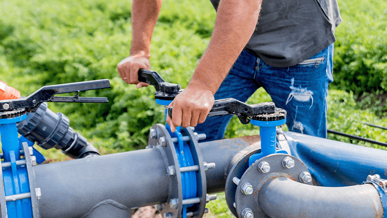 Sistema de riego por goteo para una finca agrícola