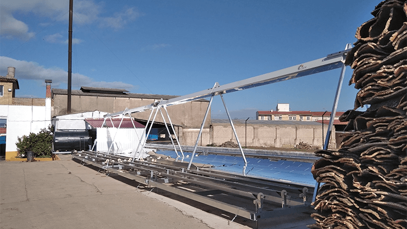 Instalación solar térmica de captadores solares Fresnel para el secado del corcho (Badajoz, fuente: SOLATOM).