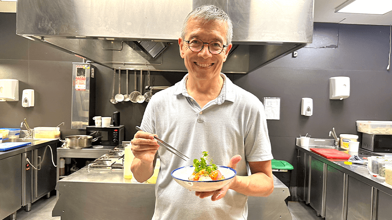 Steve Anderson posa con la ensalada de tomate valenciano