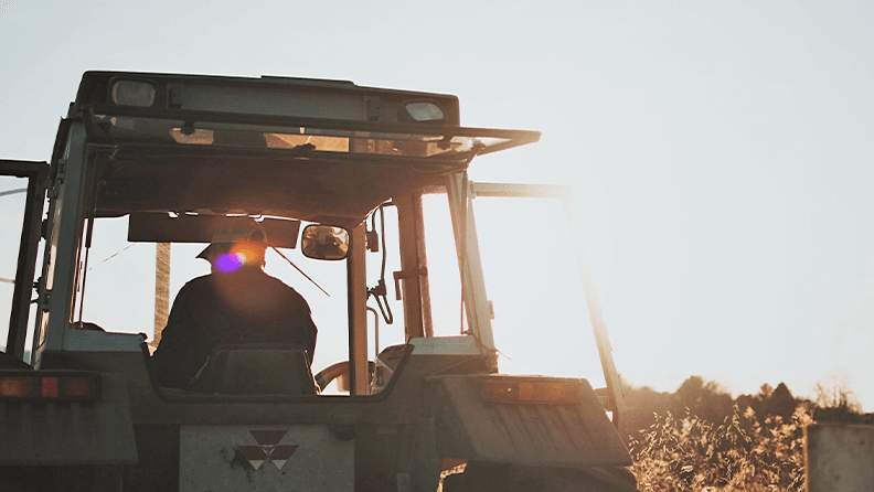 Agricultor en tractor