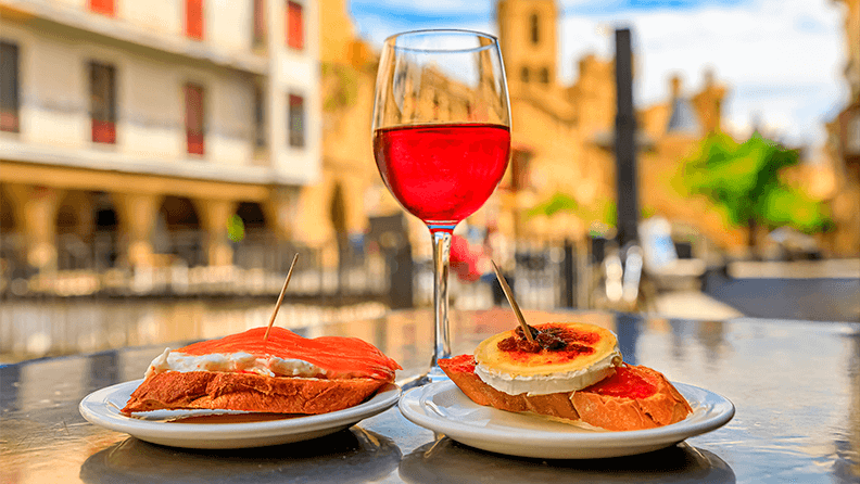 Vino y tostadas en Olite (Navarra)
