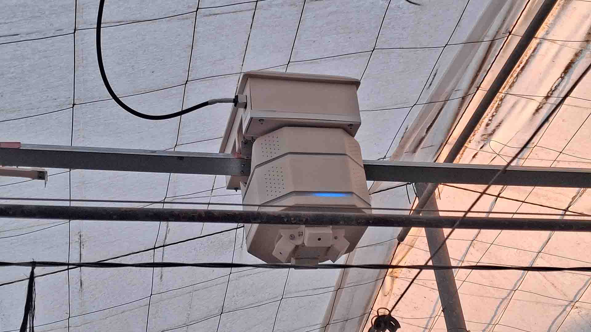 Un dispositivo electrónico con una luz azul en su interior.