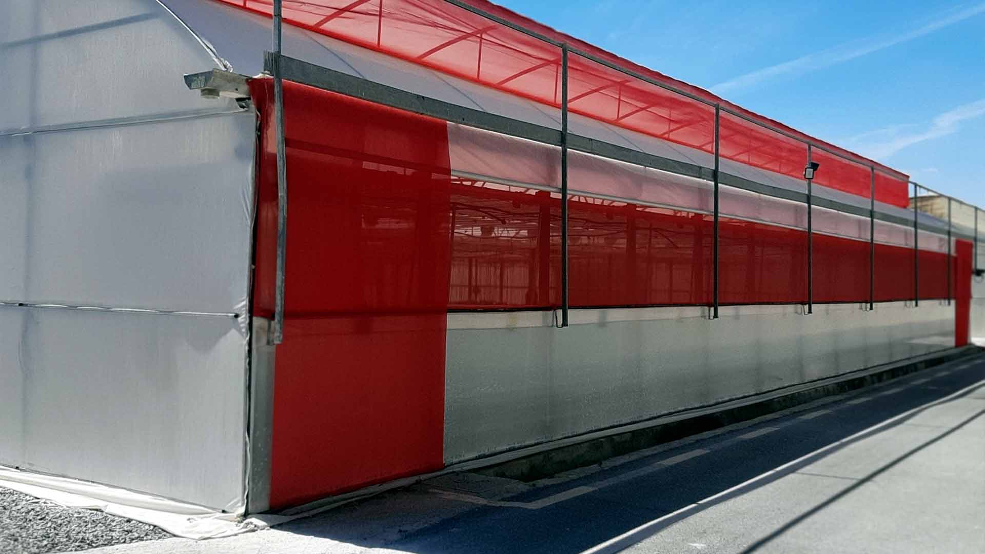 El color de la malla es la variable central del ensayo: se compara la roja, que altera la percepción visual del insecto, con la blanca de uso habitual en la zona.